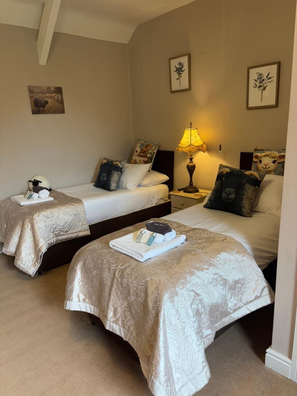 Bed, Decorative detail, towels