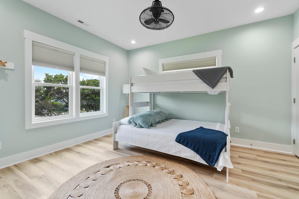 Bedroom, bunk bed