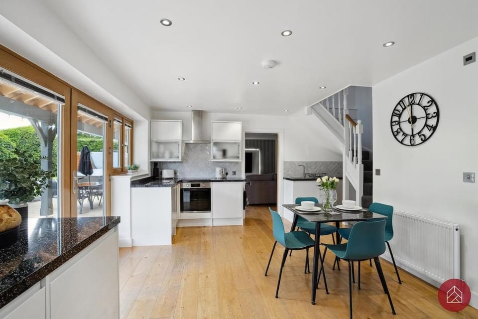 Kitchen or kitchenette, oven