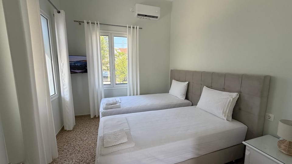 Bed, TV and multimedia, Photo of the whole room, Bedroom, towels, air conditioner