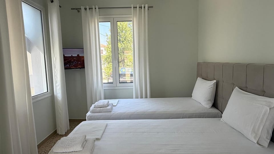 Bed, TV and multimedia, Photo of the whole room, Bedroom, towels