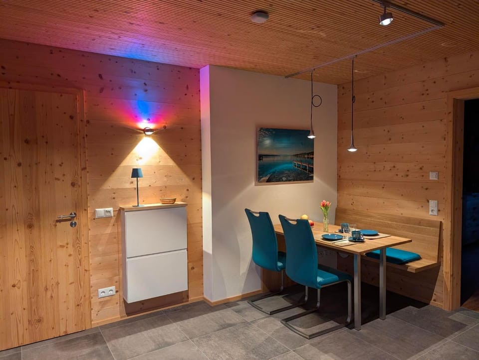 Dining area, Food