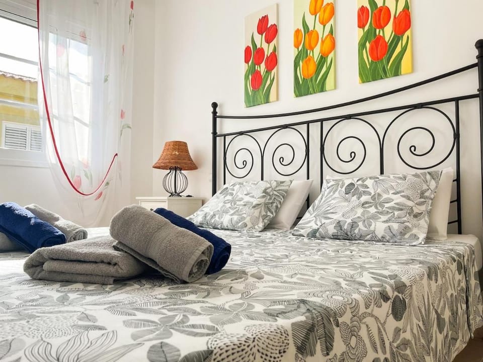 Bed, Photo of the whole room, Bedroom, towels