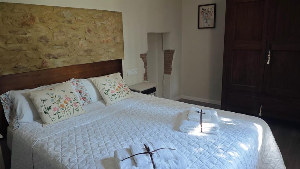 Bedroom, towels