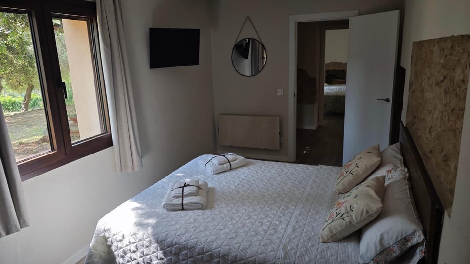 Bed, TV and multimedia, Bedroom, Garden view, heating