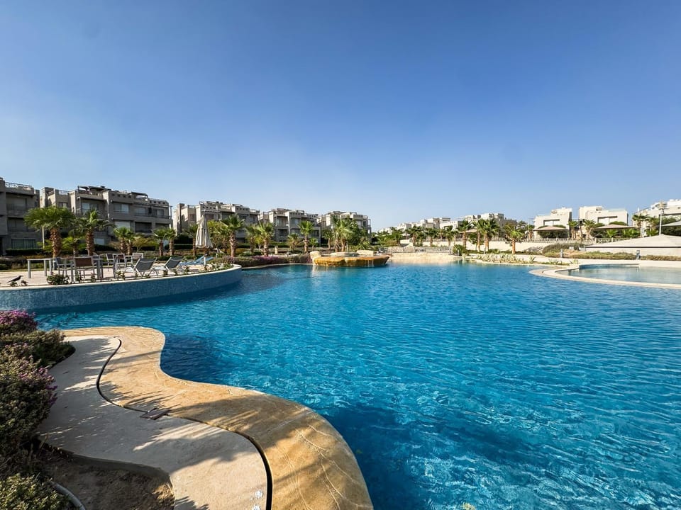 Property building, Day, Pool view, Swimming pool
