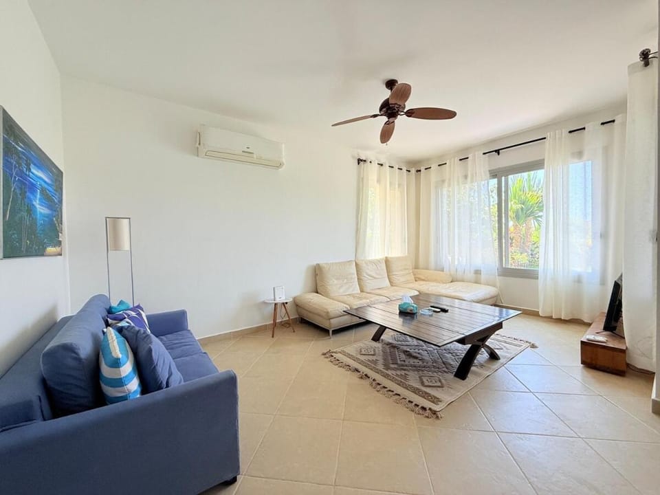 TV and multimedia, Living room, Seating area, air conditioner
