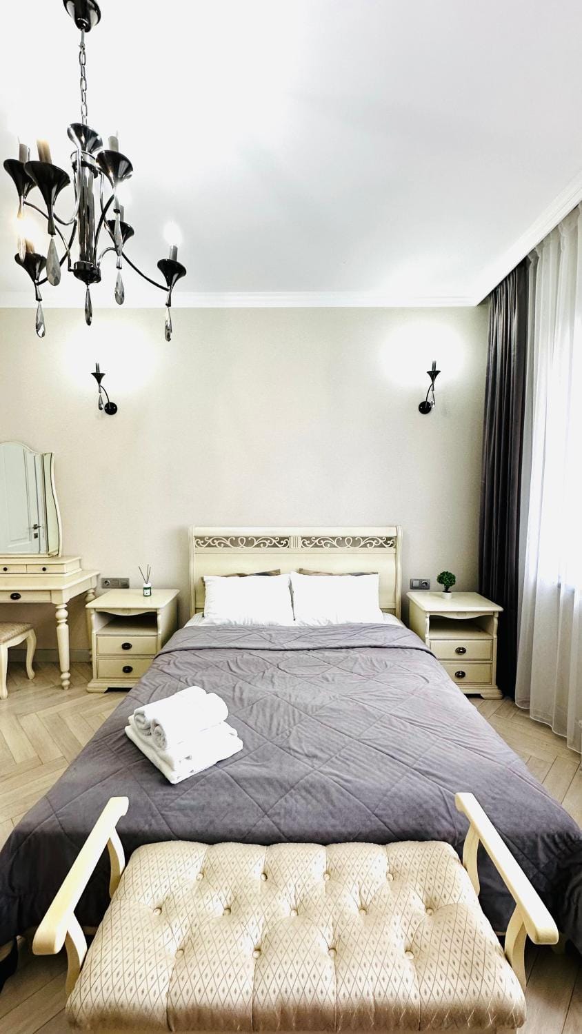 Bed, Bedroom, towels