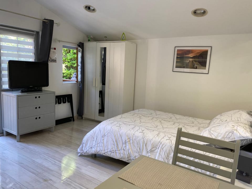 CHALET, PISCINE, JARDIN CLOTURE, ANIMAUX Acceptés Campground/ 
RV Resort in Saint-Maximin-la-Sainte-Baume