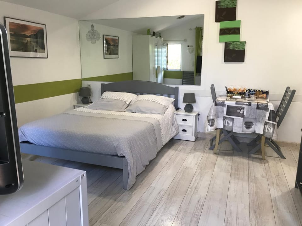 CHALET, PISCINE, JARDIN CLOTURE, ANIMAUX Acceptés Campground/ 
RV Resort in Saint-Maximin-la-Sainte-Baume