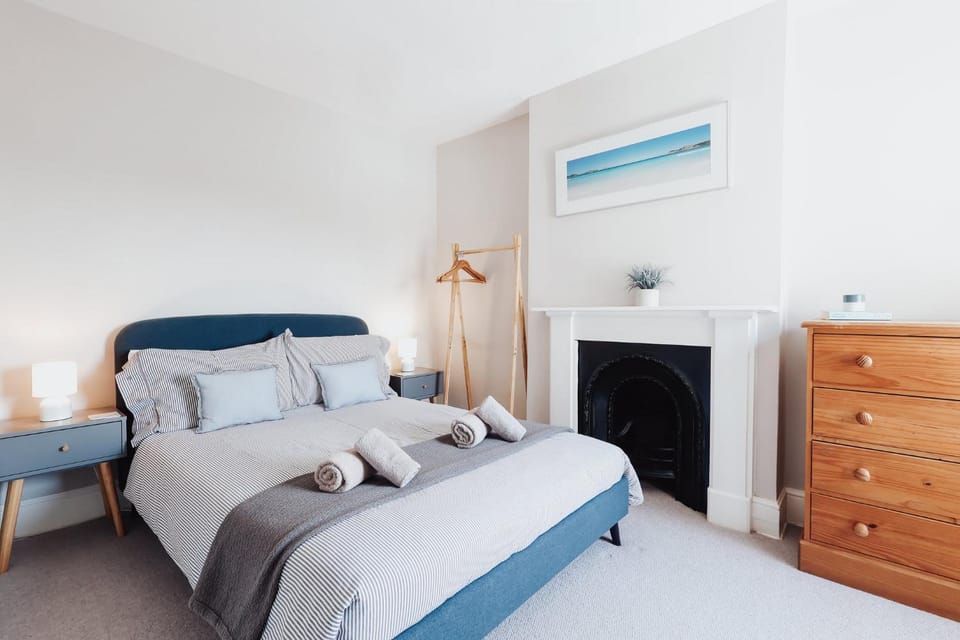 Bed, Bedroom, fireplace