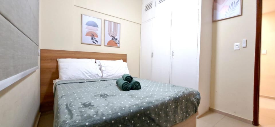 Bed, Photo of the whole room, Bedroom, locker, towels