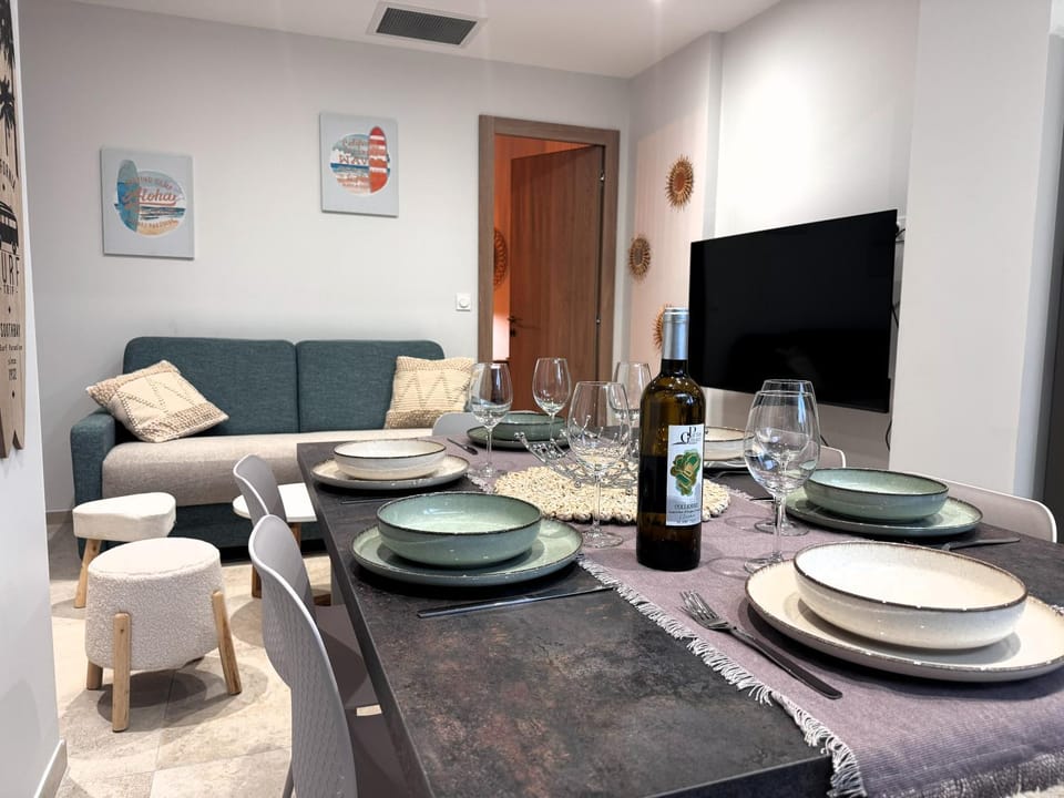 Living room, Dining area, Meals