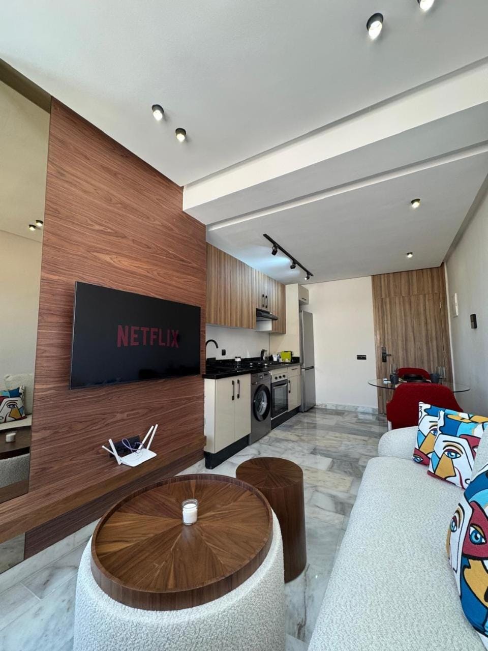 Kitchen or kitchenette, Living room, Seating area, Dining area