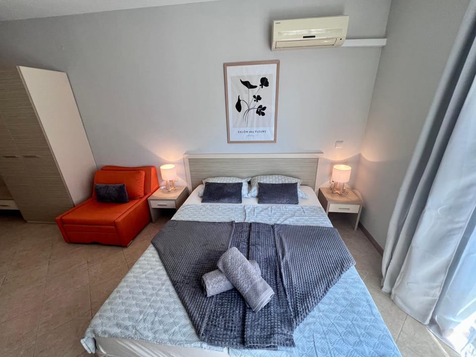 Bed, Photo of the whole room, Bedroom