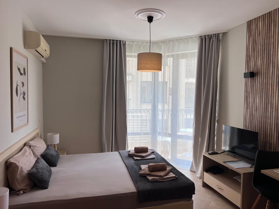 TV and multimedia, Photo of the whole room, Bedroom