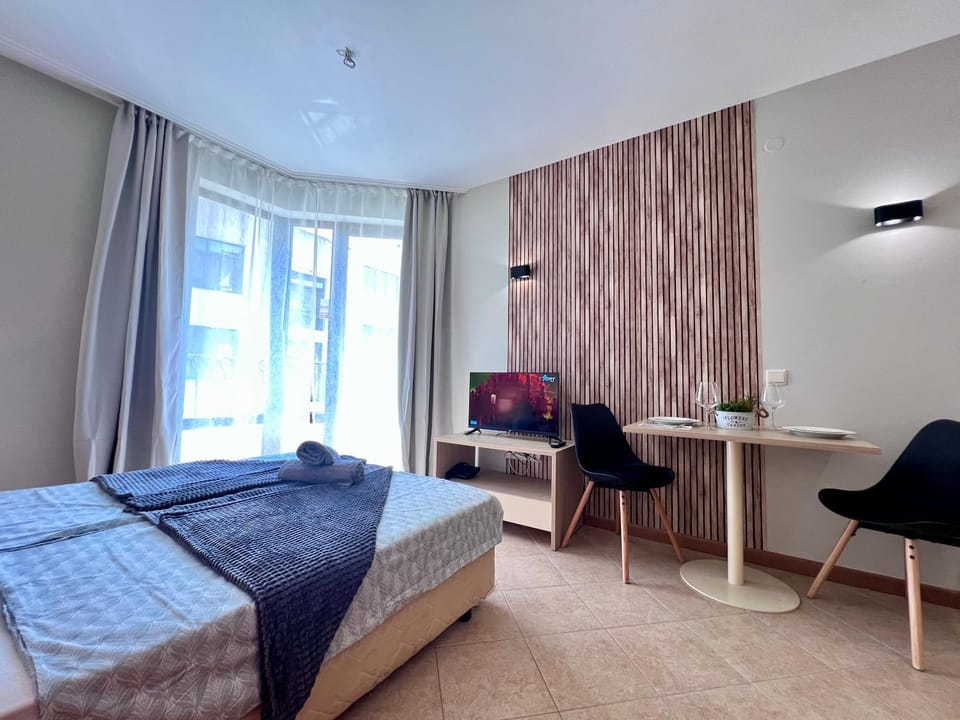 Bed, TV and multimedia, Living room
