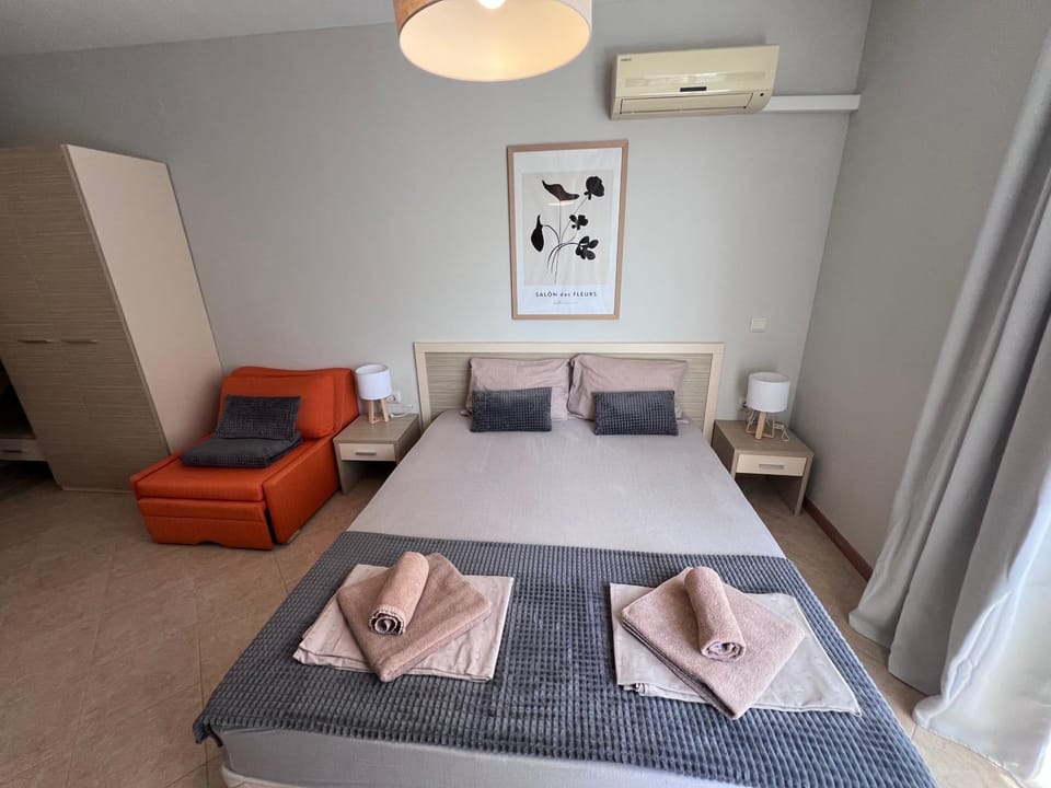 Bed, Living room, Bedroom