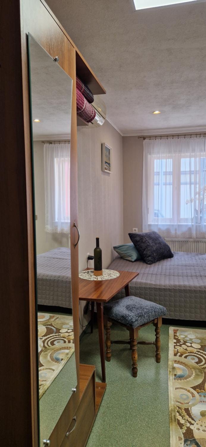 Bed, Seating area