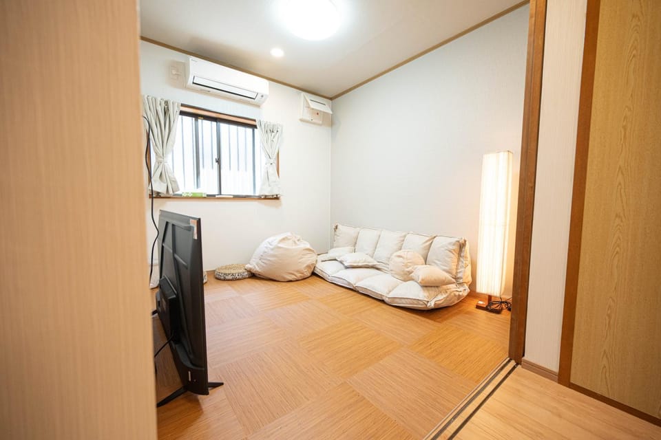 Living room, internet, air conditioner