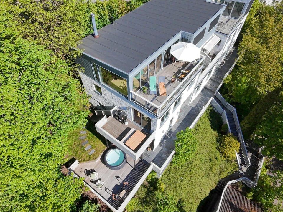 Property building, City view, Sea view, Swimming pool