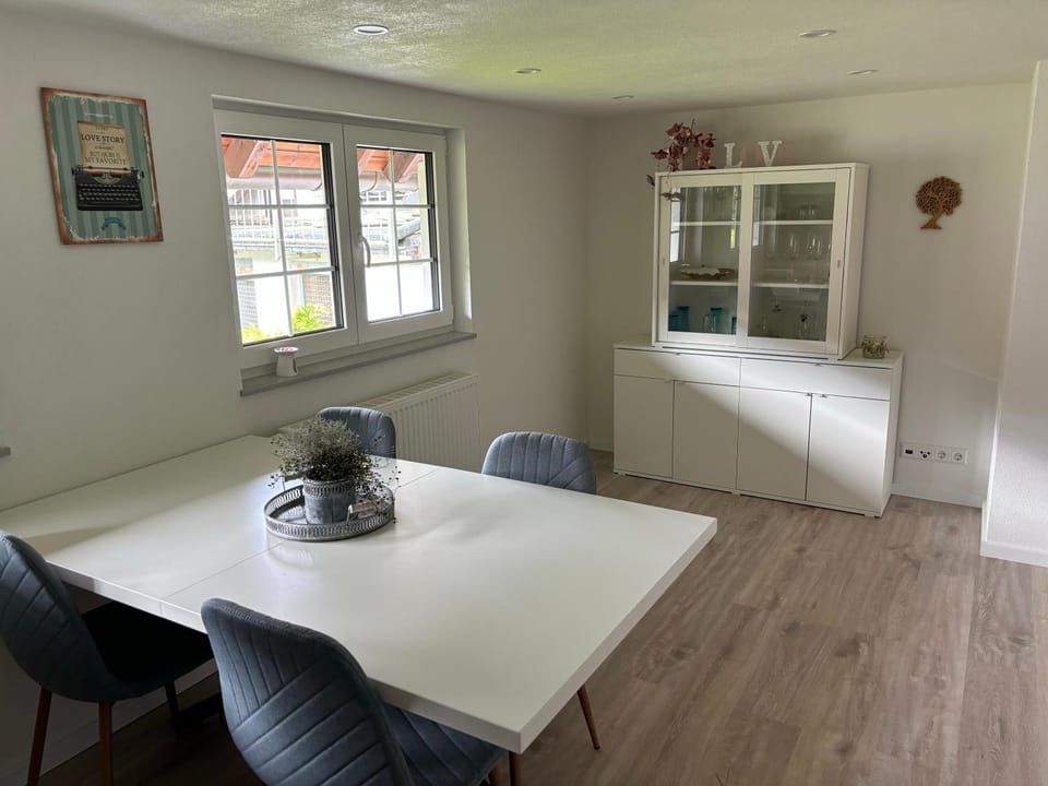 Kitchen or kitchenette, Photo of the whole room, Seating area, Dining area