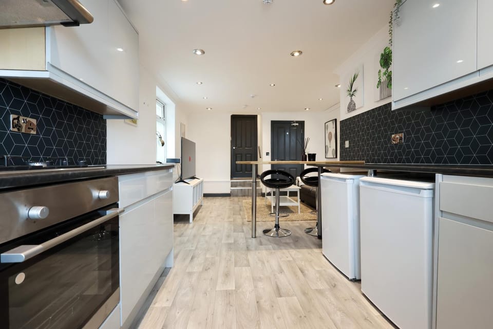 Kitchen or kitchenette, Dining area, dishwasher, minibar, oven