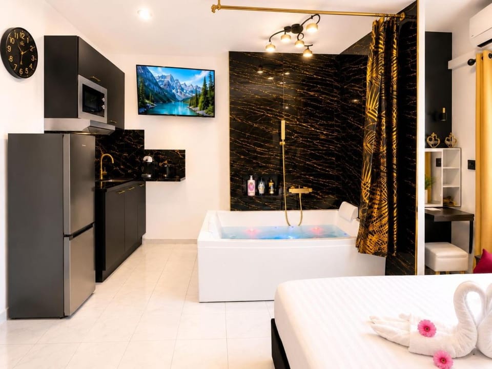 TV and multimedia, Kitchen or kitchenette, Photo of the whole room