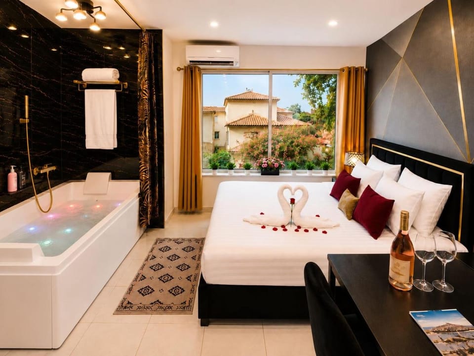 Hot Tub, Photo of the whole room