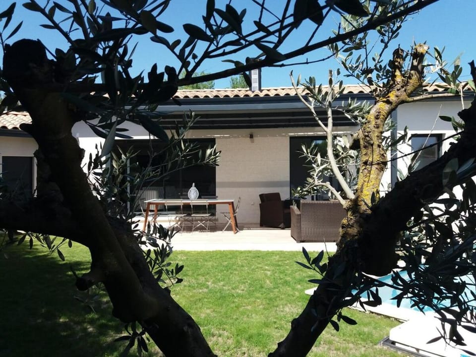 villa moderne au centre de l'Isle sur la Sorgue Villa in L'Isle-sur-la-Sorgue
