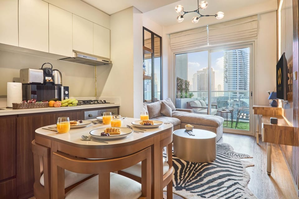 Coffee/tea facilities, Kitchen or kitchenette, Living room, Food and drinks, Seating area, Dining area, Food, Drinks, toaster