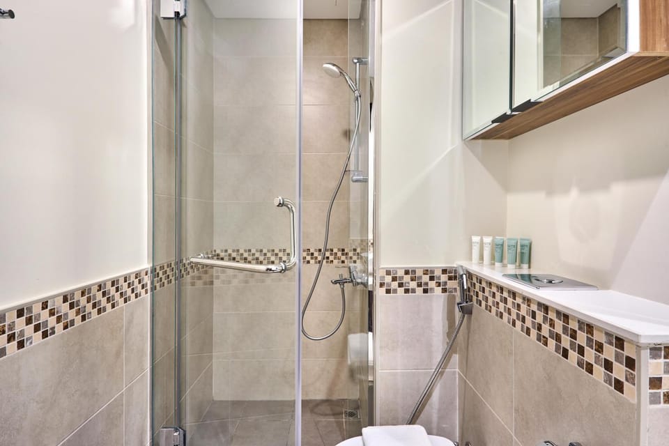 Shower, Toilet, Bathroom, towels