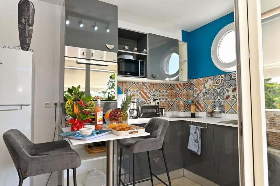 Kitchen or kitchenette, Dining area, dishwasher, oven, stove
