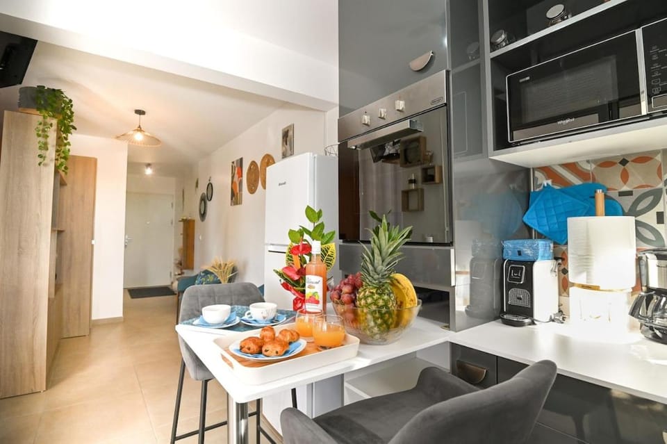 Kitchen or kitchenette, Living room, Food and drinks, Seating area, Dining area, Food, Breakfast, Continental breakfast, oven
