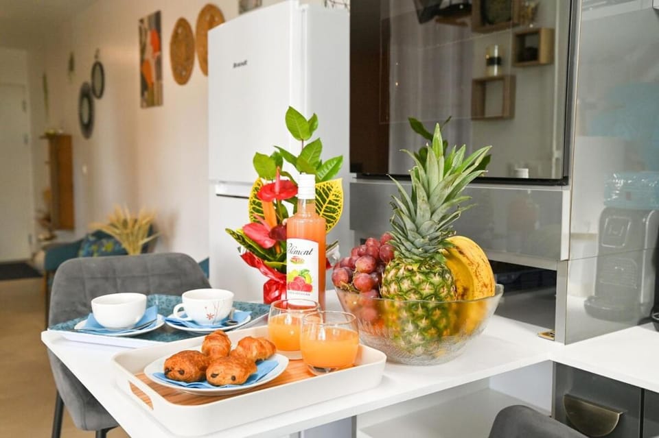 Kitchen or kitchenette, Food and drinks, Dining area, Food, Breakfast, Continental breakfast