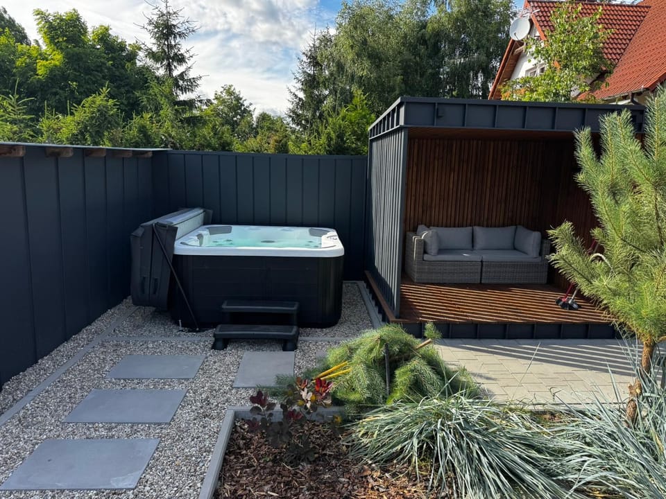 Garden, Hot Tub