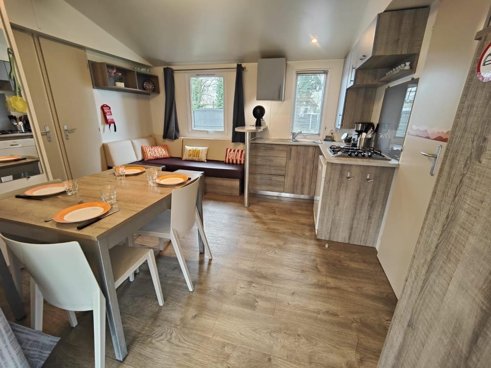 Bungalow 6 pers, proche Europa Park, ménage inclus, en camping avec piscines Campground/ 
RV Resort in Ortenau