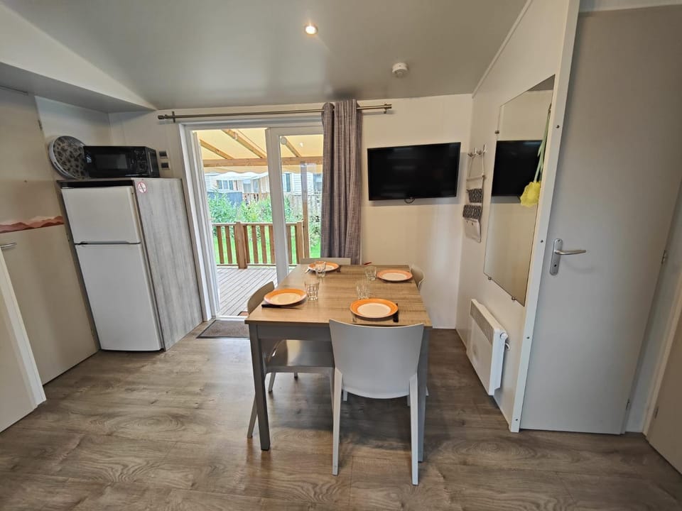 Bungalow 6 pers, proche Europa Park, ménage inclus, en camping avec piscines Campground/ 
RV Resort in Ortenau