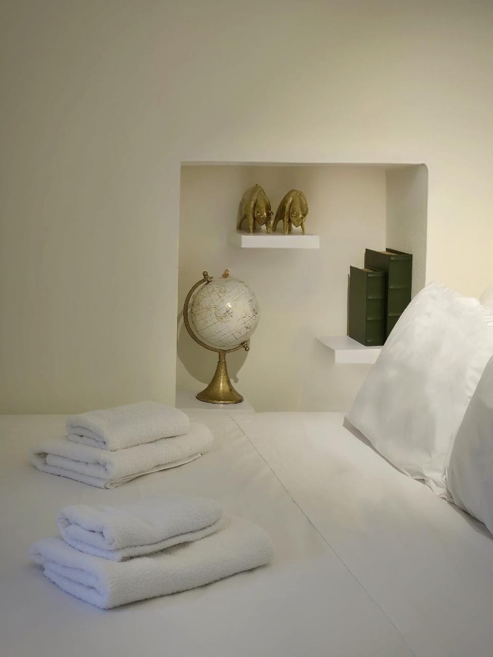 Bed, Decorative detail, Bedroom, towels