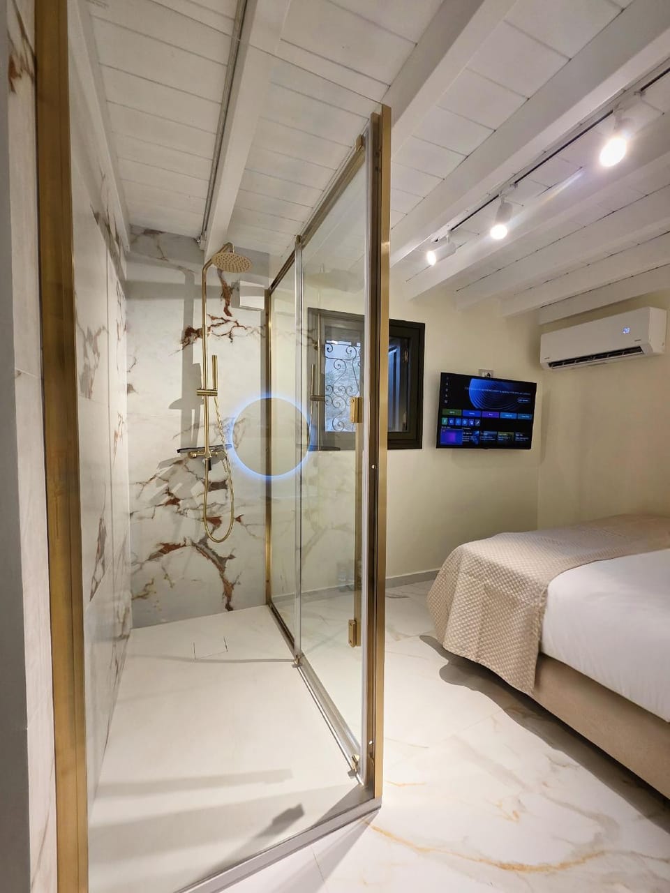 Shower, Bed, TV and multimedia, Bedroom, hair dryier, wardrobe, air conditioner