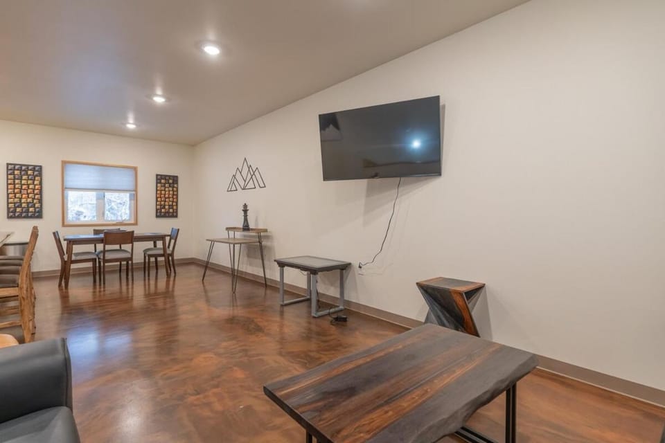Communal lounge/ TV room, TV and multimedia, Living room, Dining area, Evening entertainment