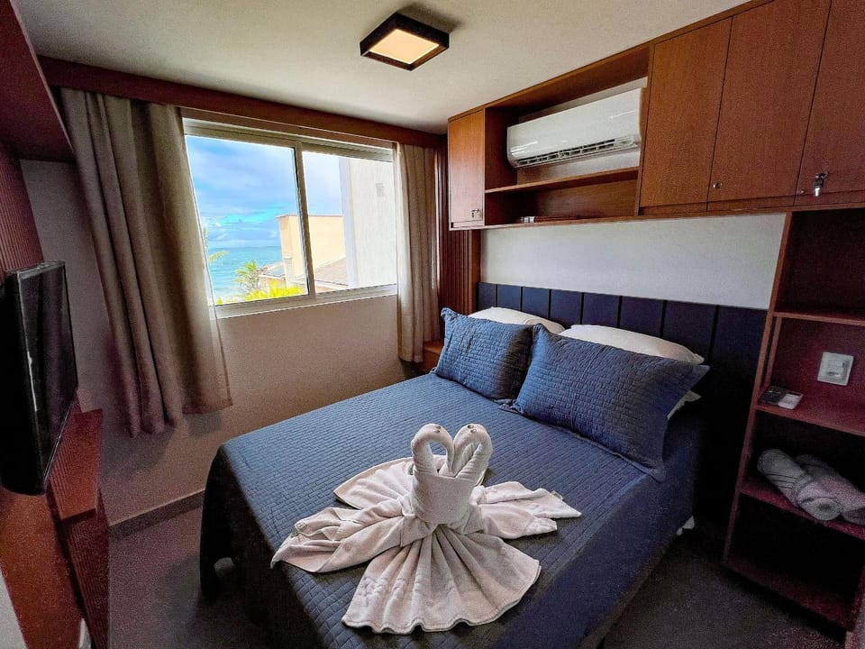 Bed, TV and multimedia, View (from property/room), Photo of the whole room, Bedroom, Sea view, towels, wardrobe, air conditioner