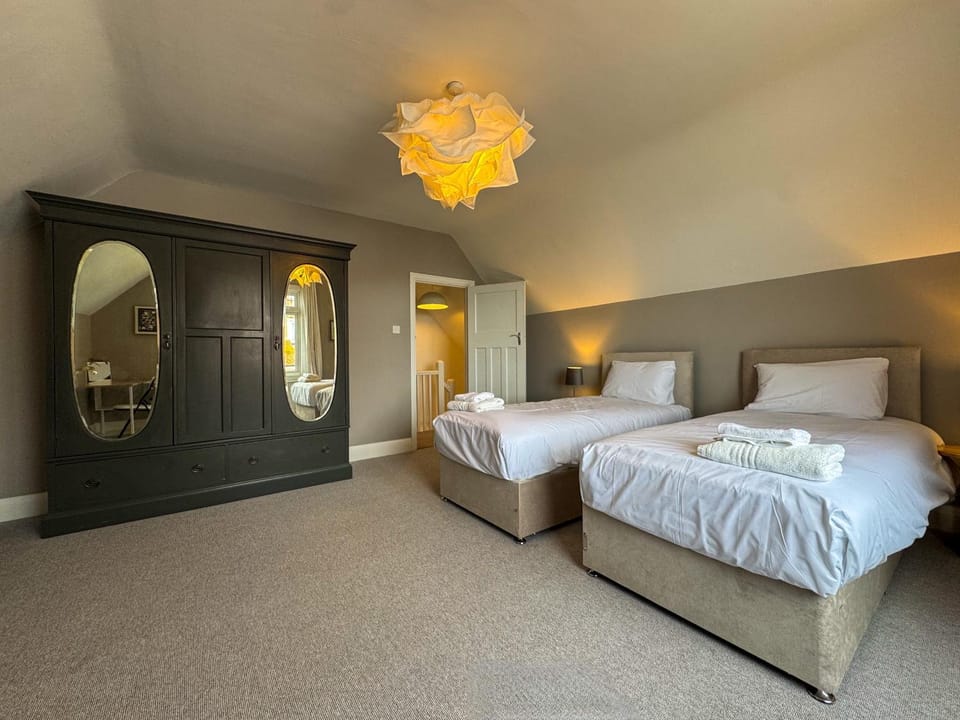 Bed, Bedroom, towels, wardrobe
