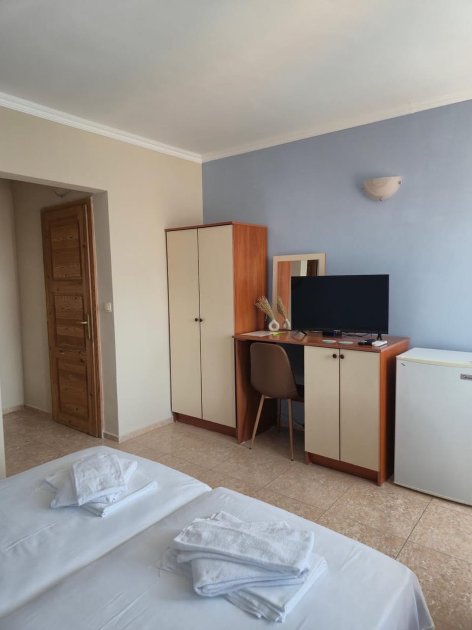 Bed, TV and multimedia, Photo of the whole room, Bedroom, towels, wardrobe