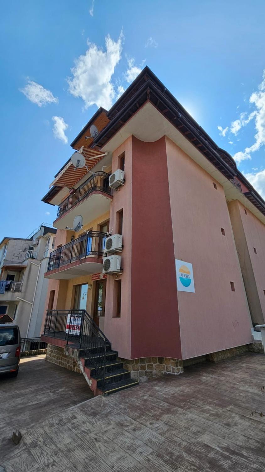 Property building, Day, Neighbourhood