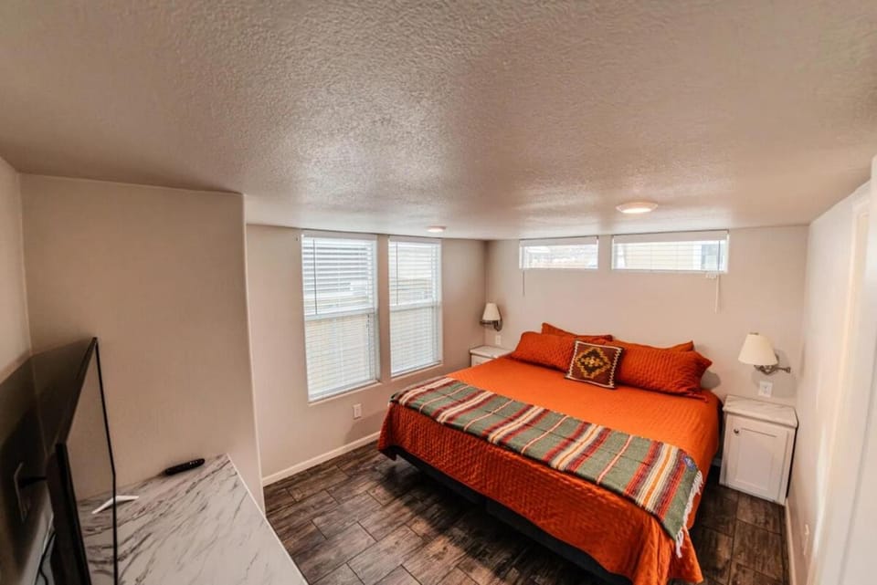 Bed, TV and multimedia, Photo of the whole room, Bedroom