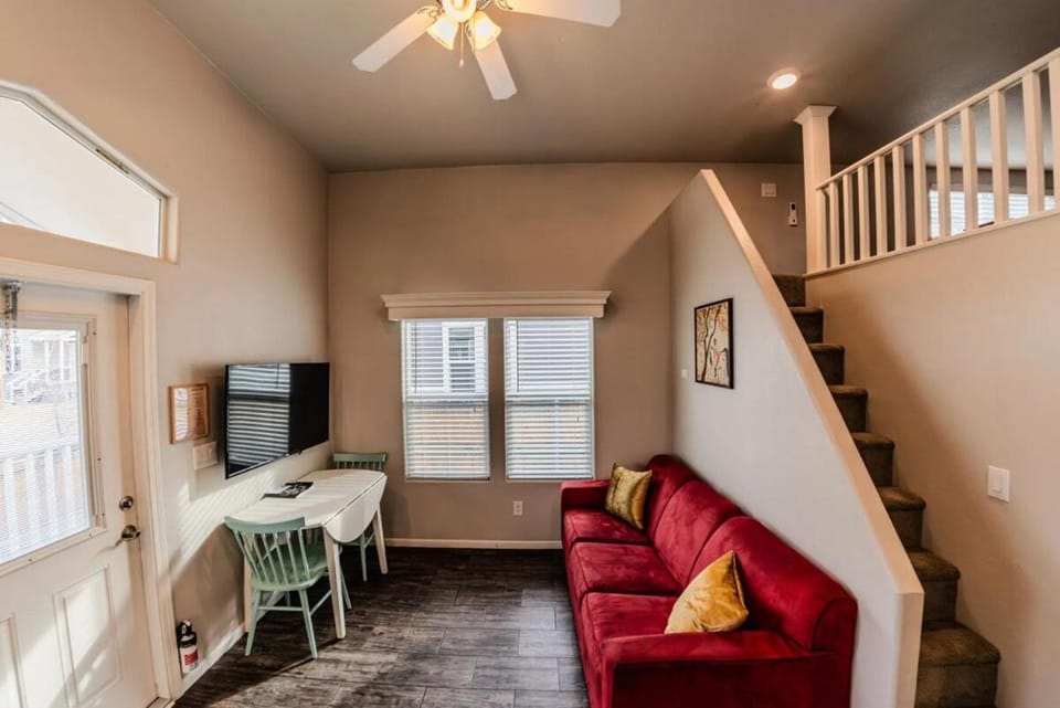 TV and multimedia, Living room, Seating area, Dining area
