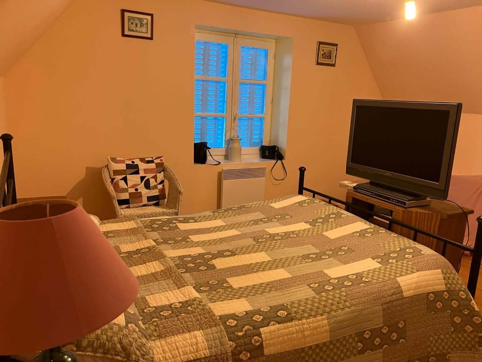 Bed, TV and multimedia, Photo of the whole room, Seating area, Evening entertainment, Bedroom