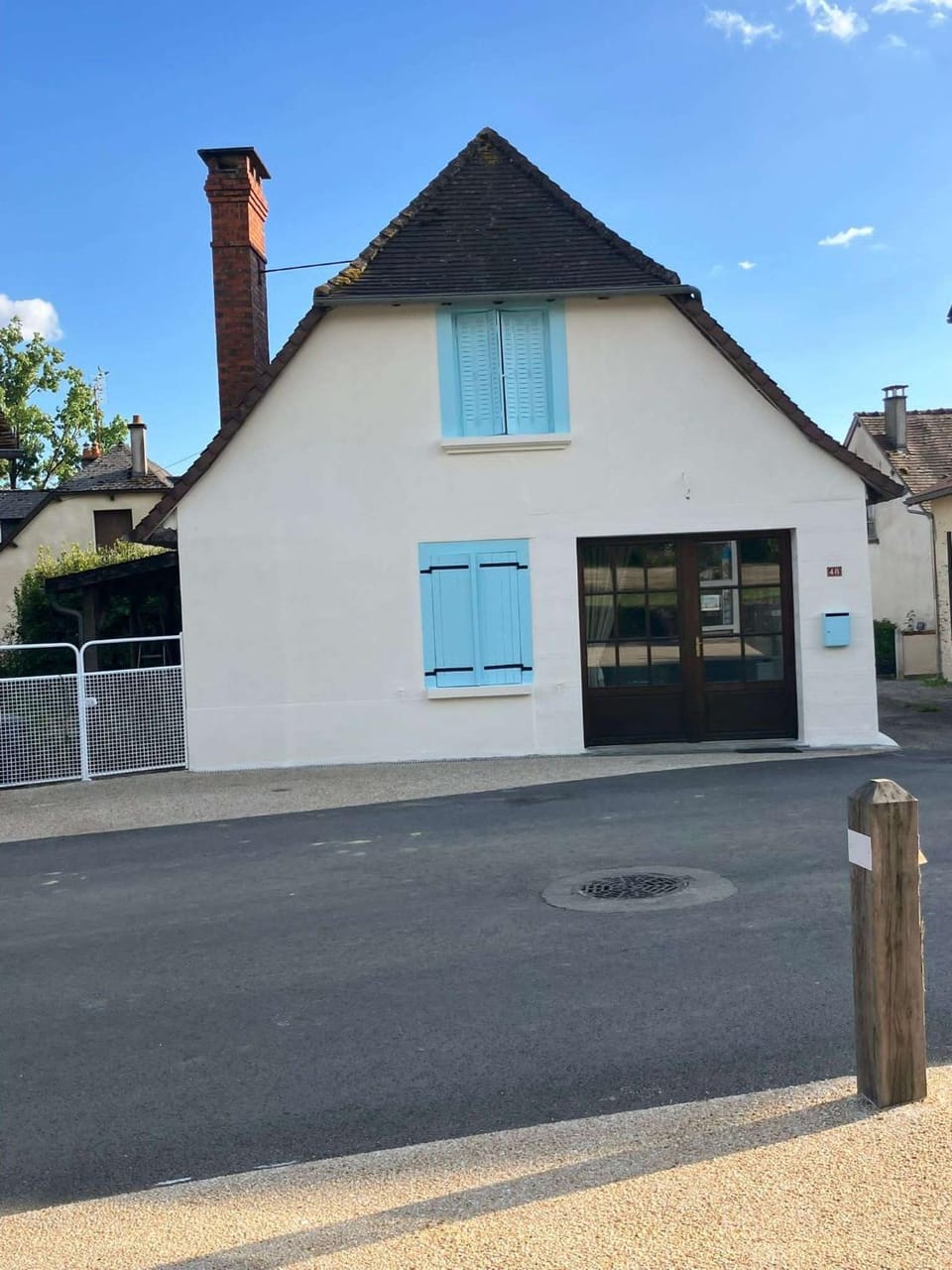 Property building, Facade/entrance, Day, Neighbourhood, Street view