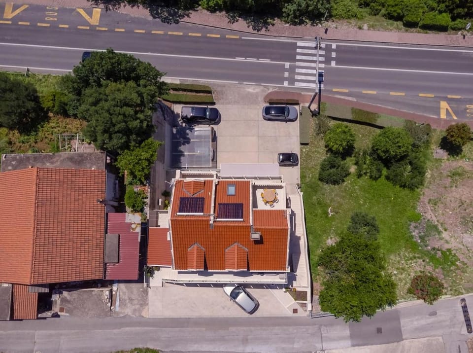 Bird's eye view, Parking